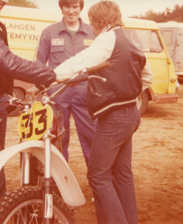 Ruskeasanta GP-500 1975 Göte Liljegren (selin) ja mekaanikko Heikki Penttilä